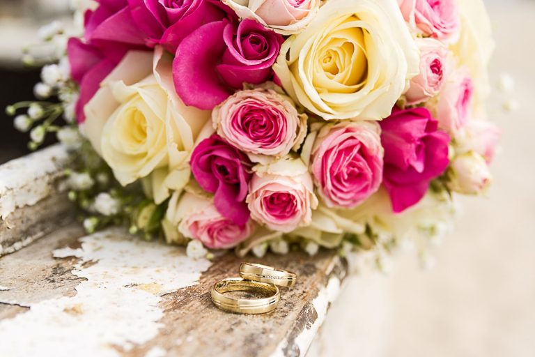 Brautstrauss mit Rosen in pink und goldenen Eheringen