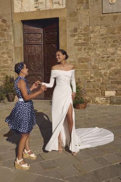 Schlichtes Kleid mit langen Ärmeln und schulterfrei und einem Beinschlitz