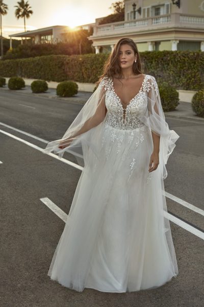 curvy Kleid mit einem Tüll rock und Tüllärmeln und V-ausschnitt