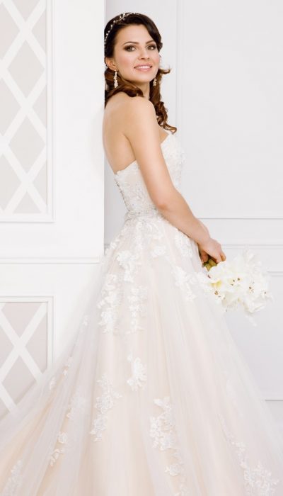 Zauberkutsche-Brautmode-online-hochzeit-Kleid-Hochzeitskleid-Tiffany-Meckenbeuren-Fiona-Medium